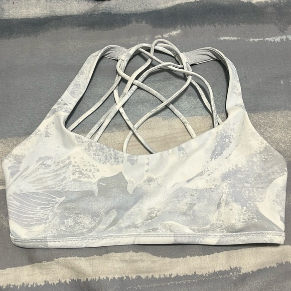 Lululemon Free to be Wild - Picture 1 of 2